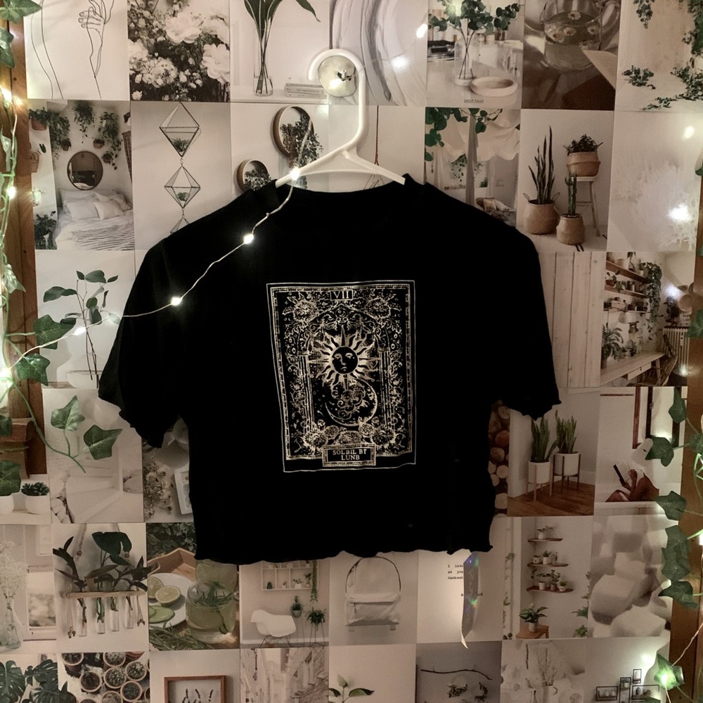 nwt black graphic tee !!